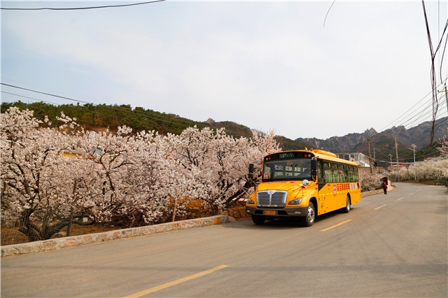 開往春天的校車｜7年50000多公里，中通校車安全服務(wù)山區(qū)學(xué)童