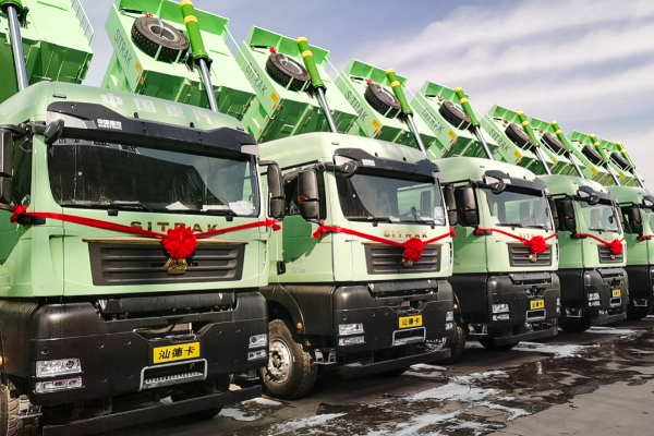 300臺(tái)丨中國(guó)重汽新能源自卸車圓滿交付新疆，開啟綠色運(yùn)輸新篇章！