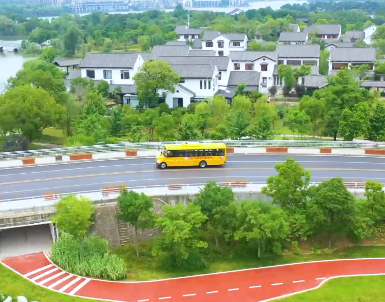 當(dāng)中通校車遇見(jiàn)黃岡